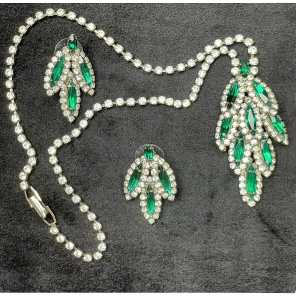 EUC - Vintage 90's Emerald Green Rhinestone Necklace & Earring Set